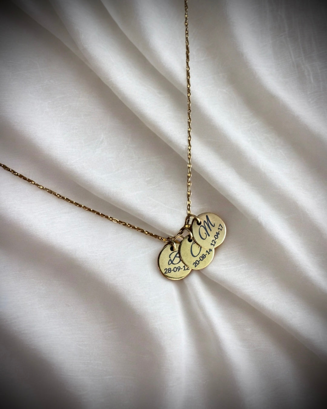The disk and date necklace