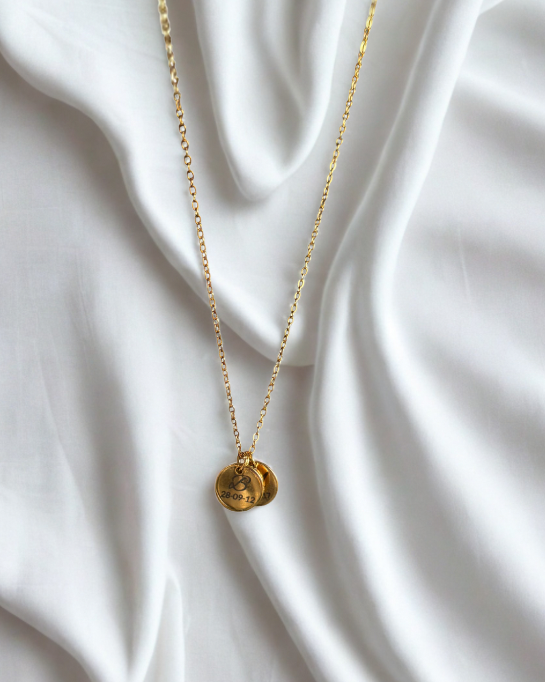 The disk and date necklace